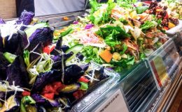 通常の買い物であれば商品を手に取れるけれど…