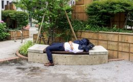 成果が保証されない状態では…