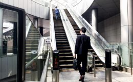 通勤時間に音声セミナーを利用